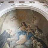 La parete di fondo, intonacata e tinteggiata di rosa, presenta una doppia cornice in stucco nella quale sono posizionate quindici piccole lastre in rame su cui sono dipinte le immagini dei misteri del rosario